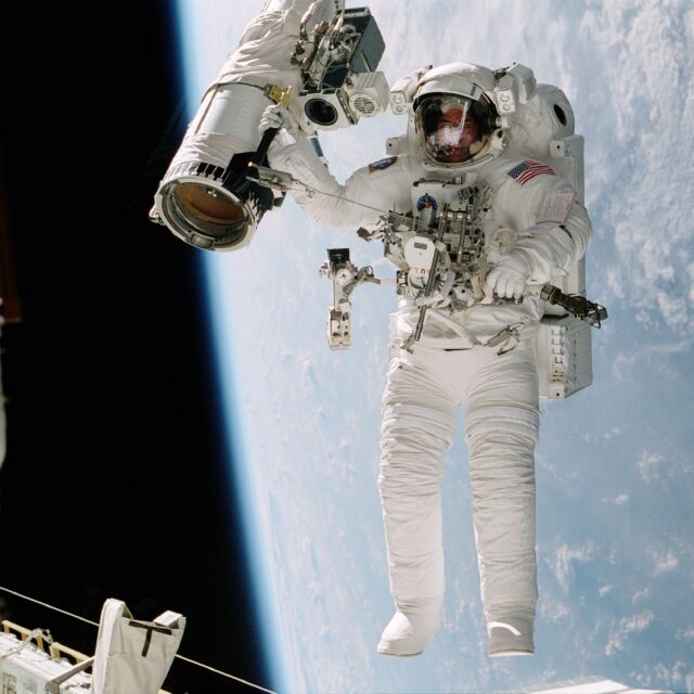 Какво се случва, ако астронавт почине в космоса?