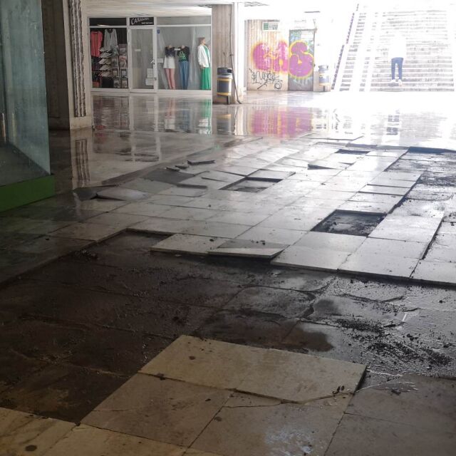 Щети от проливния дъжд в София: Паднали и счупени плочки в подлеза на бул. "България" (СНИМКИ)