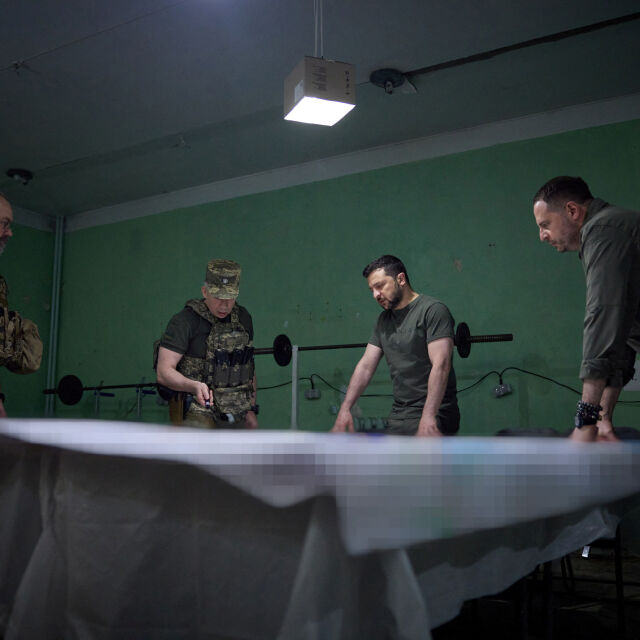 Зеленски пристигна в Донецка област, срещна се с украинските войски (ВИДЕО)