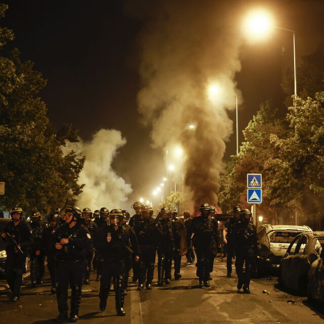 Франция разполага 40 000 полицаи за справяне с протестите