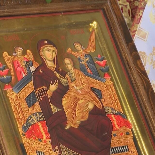  Надежда за знамение: Миряни се покланят пред иконата на св. Богородица Всецарица 