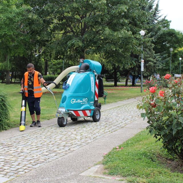 Електрически "прахосмукачки" чистят парковете в Пловдив