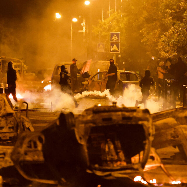 Над 800 арестувани: Трета нощта на безредици в Париж, има загинал
