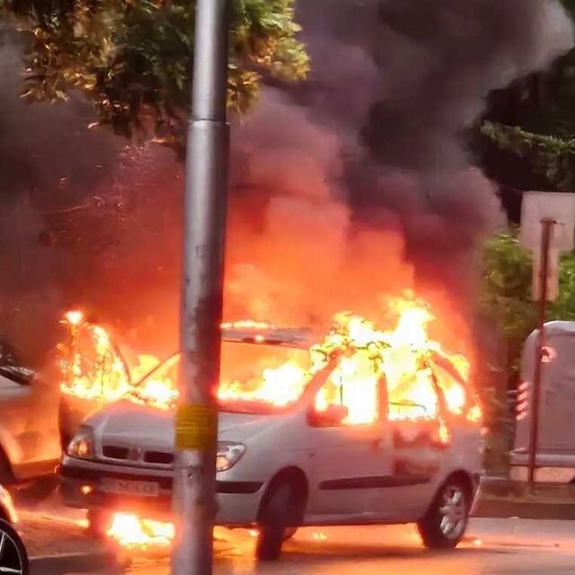  Мълния удари кола във Велико Търново и я изгори до основи (СНИМКИ) 