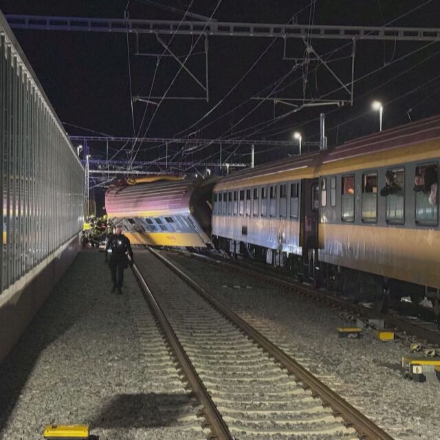  Сблъсък сред пътнически и товарен трен в Чехия, има жертви и доста ранени (ВИДЕО+СНИМКИ) 