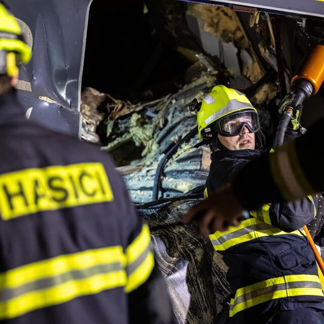  Сблъсък сред пътнически и товарен трен в Чехия, има жертви и доста ранени (ВИДЕО+СНИМКИ) 
