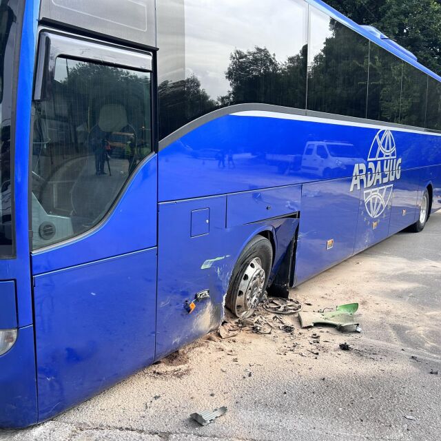 Катастрофа между автобус с деца и такси в София (СНИМКИ)