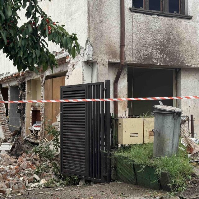 Жена е с тежки изгаряния след взрив на къща в Костинброд (СНИМКИ)