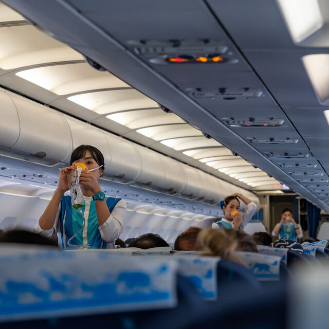 По време на полет от Париж падат кислородните маски, въпреки че всичко изглежда наред 