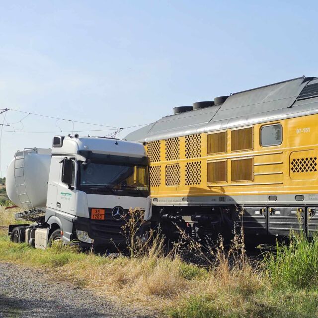 Сблъсък между товарен влак и цистерна с гориво в с. Калугерово