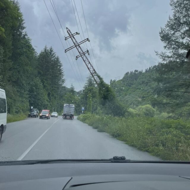 Електрически стълб се наклони на пътя Самоков - София и го затвори (СНИМКИ)