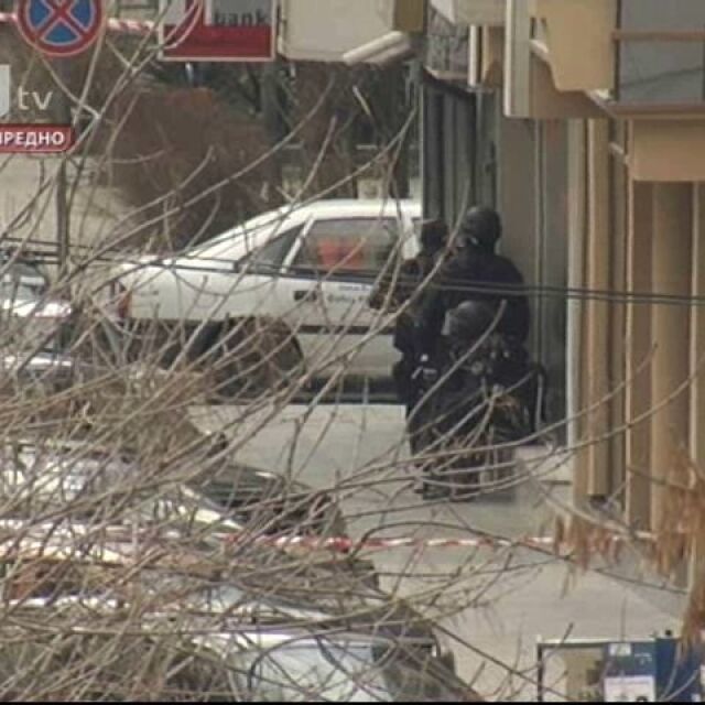 Полицията изведе скрита жена от банката в Сливен