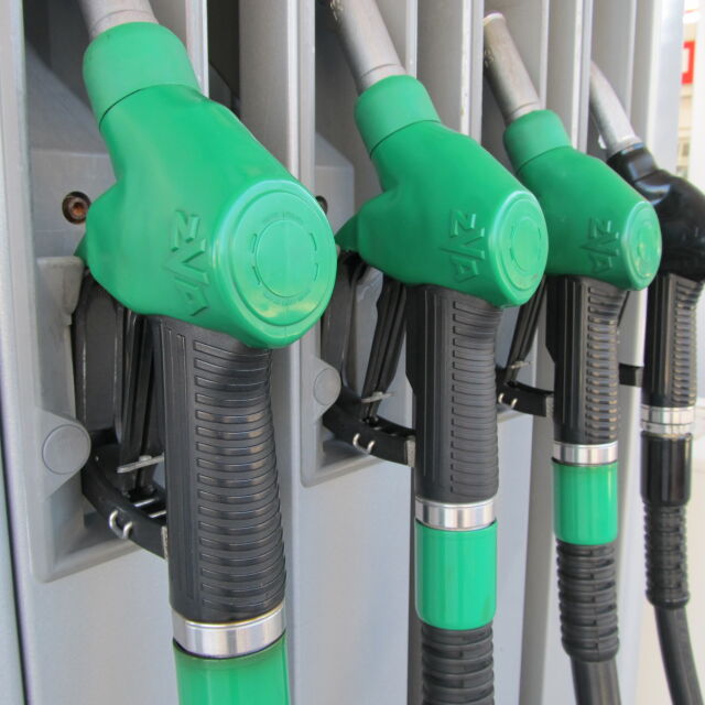 Манипулират ли се колонките по бензиностанциите? 