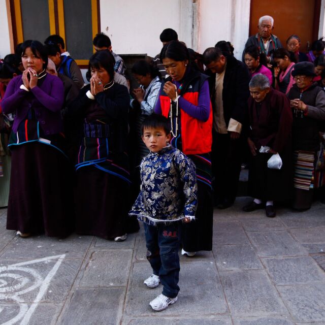 Китай води политика на масови принудителни изселвания в Тибет