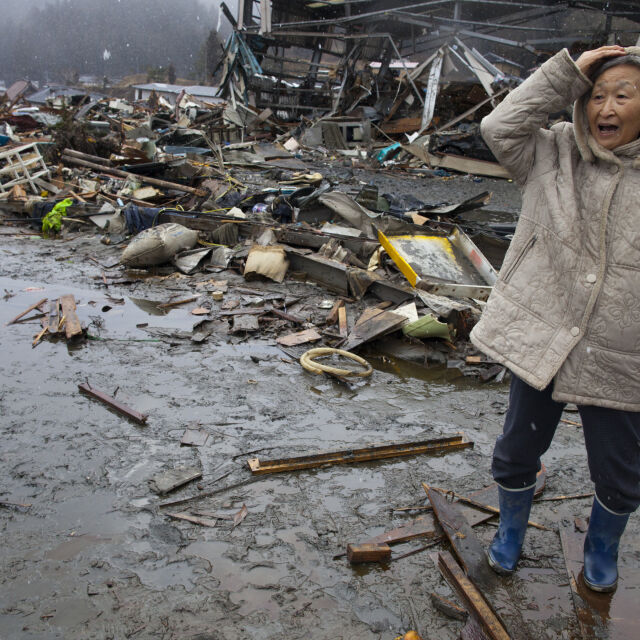 Шест дни след земетресението в Япония: Спасители извадиха от руините възрастна жена