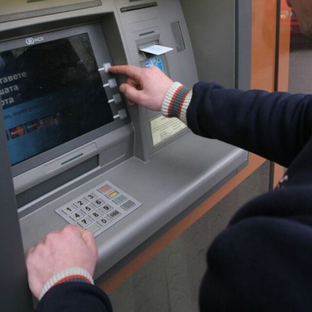 Задържаха двама българи в Турция за източване на карти от банкомати