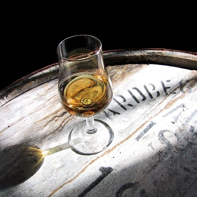 105-литрова бутилка уиски беше продадена за 15 хил. паунда