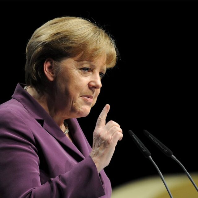Меркел отсече: Няма как да намалим дълга на Гърция