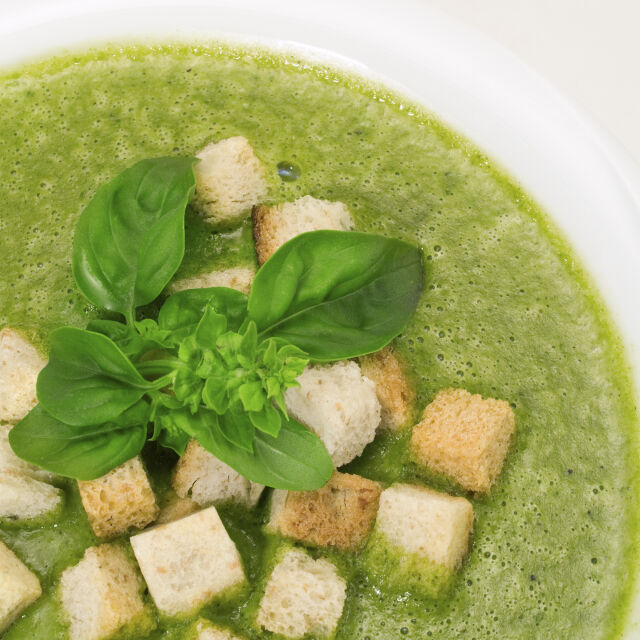 Нежна крем супа от спанак и зелен чесън