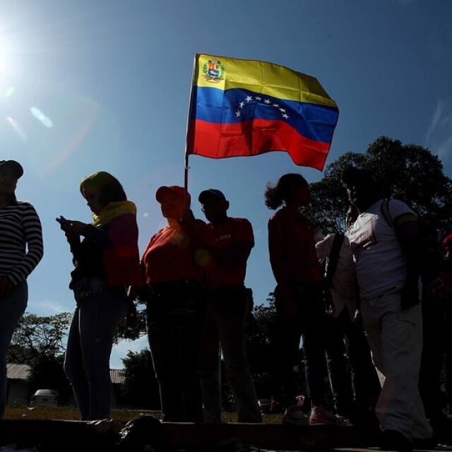 Гуайдо и Мадуро призоваха привържениците си на шествия (ОБЗОР)