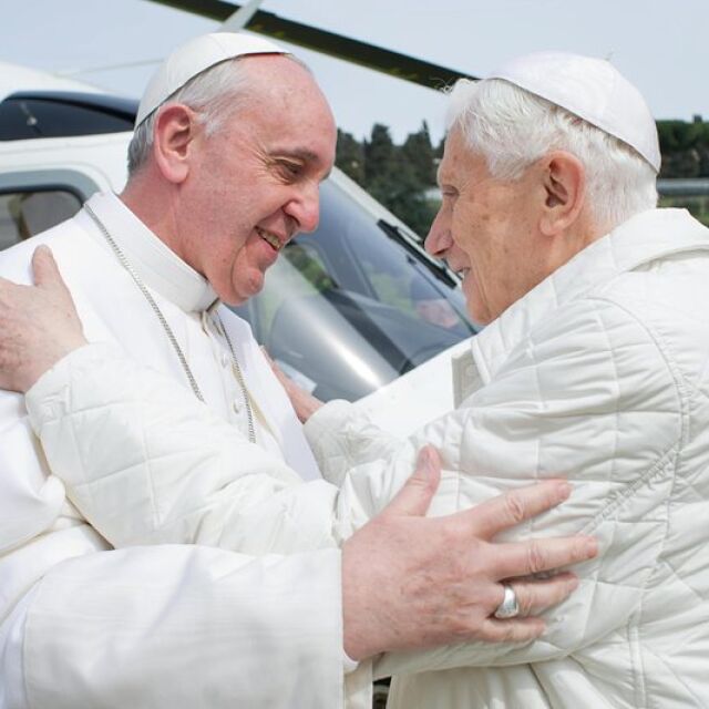 Папа Бенедикт XVI отхвърли спекулакциите, че се оттеглил по принуда