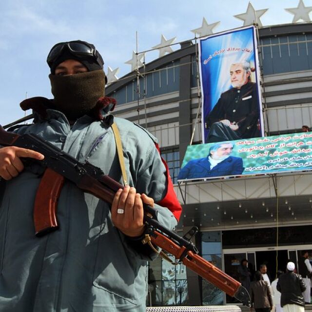 Мъж в полицейска униформа стреля по журналистки в Афганистан