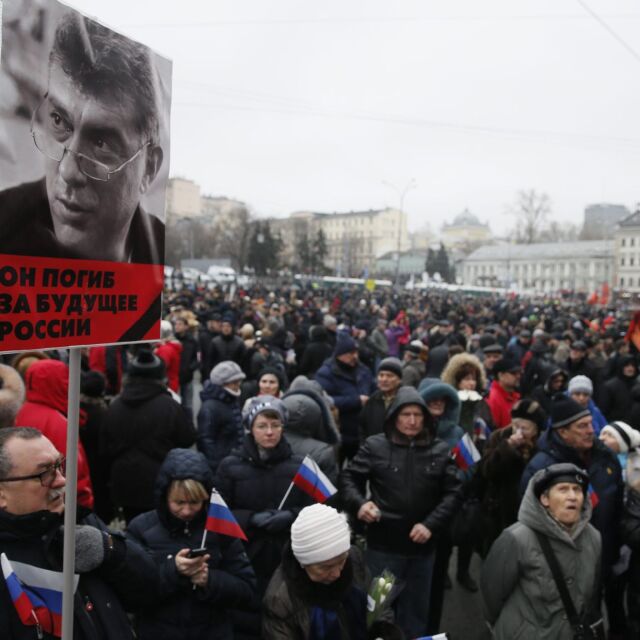 Хиляди по московските улици в памет на Немцов (СНИМКИ И ВИДЕО)