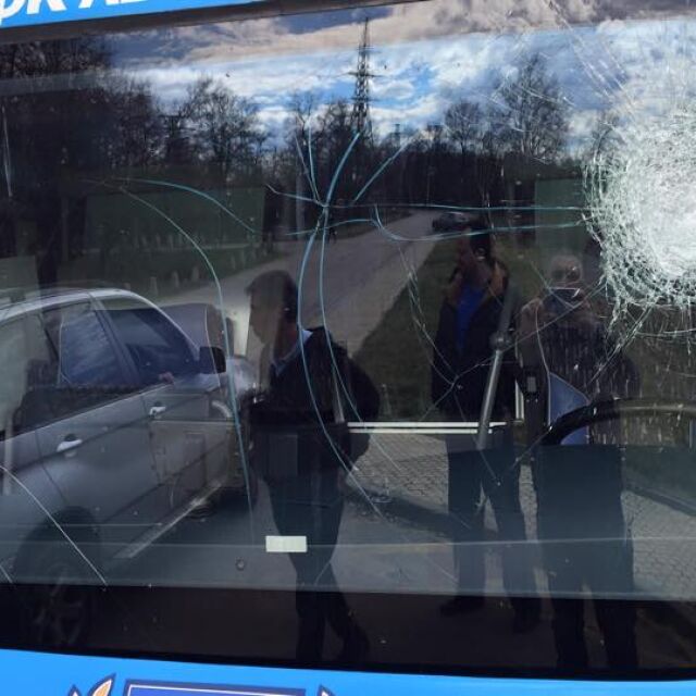 Счупиха автобуса на Левски в Хасково