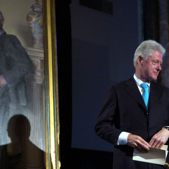 Моника Люински скрита в президентския портрет на Бил Клинтън