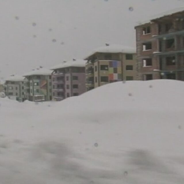 Държавата в неравна битка със снега в Кърджалийско