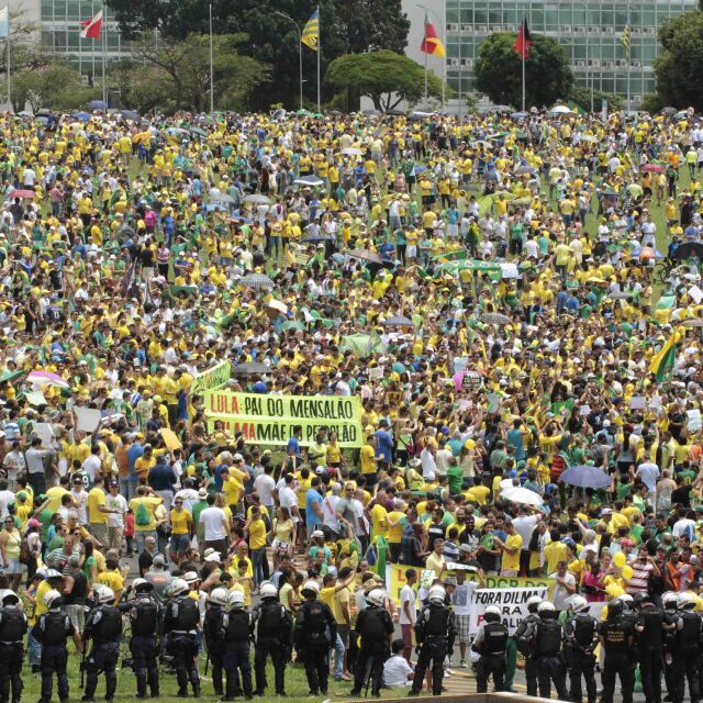 Близо един милион бразилци протестираха срещу Дилма Русеф (СНИМКИ)