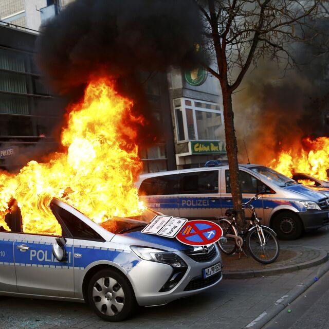 Антикапиталисти влязоха в сблъсъци с полицията и подпалиха коли във Франкфурт