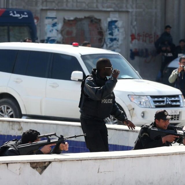 Четирима души са задържани за атаката в Тунис (ОБНОВЕНА)