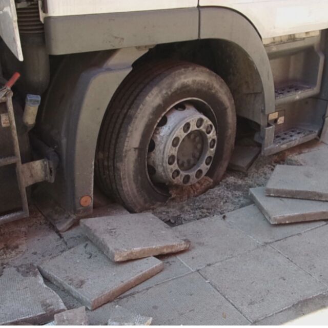ТИР унищожи тротоар в София при забранено паркиране
