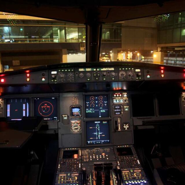 В пилотската кабина на Airbus A320, какъвто се разби във Франция (СНИМКИ)