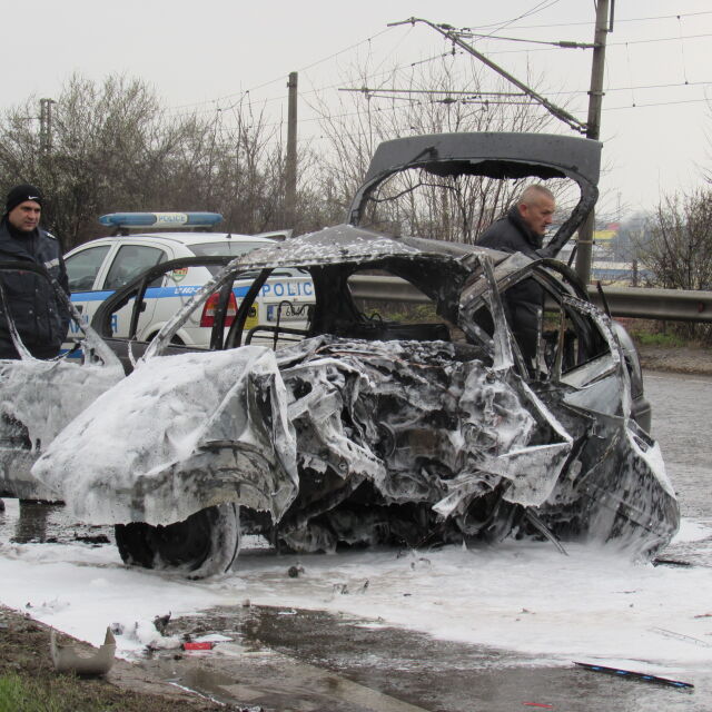 Мъж изгоря в колата си при тежка катастрофа в Русе (СНИМКИ)