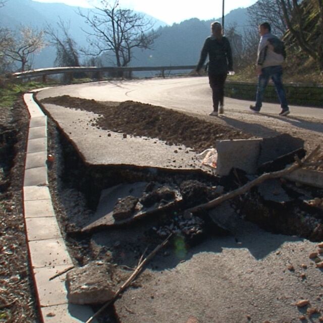 Три свлачища откъснаха от света 600 души в Асеновградско