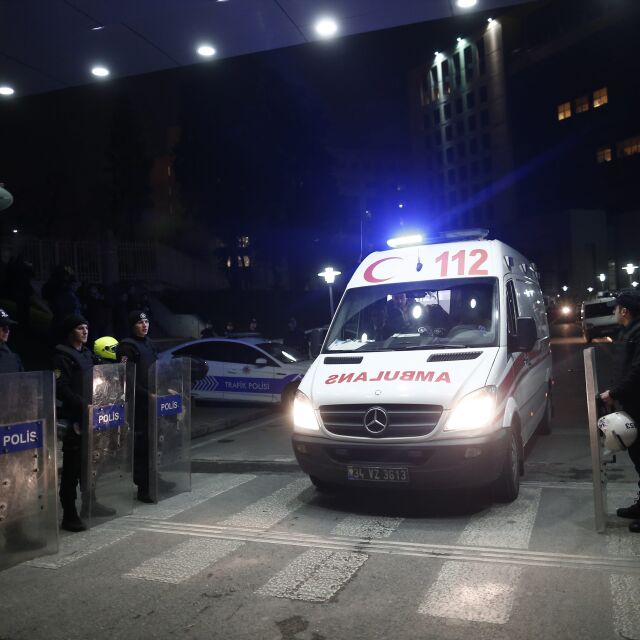 Прокурор загина след 9-часова заложническа драма в Истанбул (СНИМКИ и ВИДЕО)
