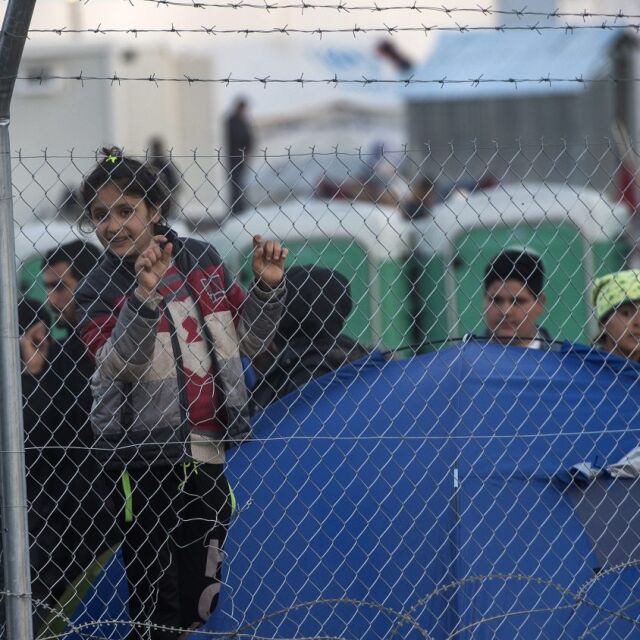 Македония отвори границата си за част от бежанците