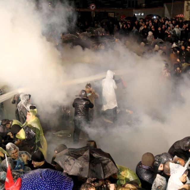 Турската полиция използва сълзотворен газ, за да влезе в редакцията на в. "Заман" (ВИДЕО)