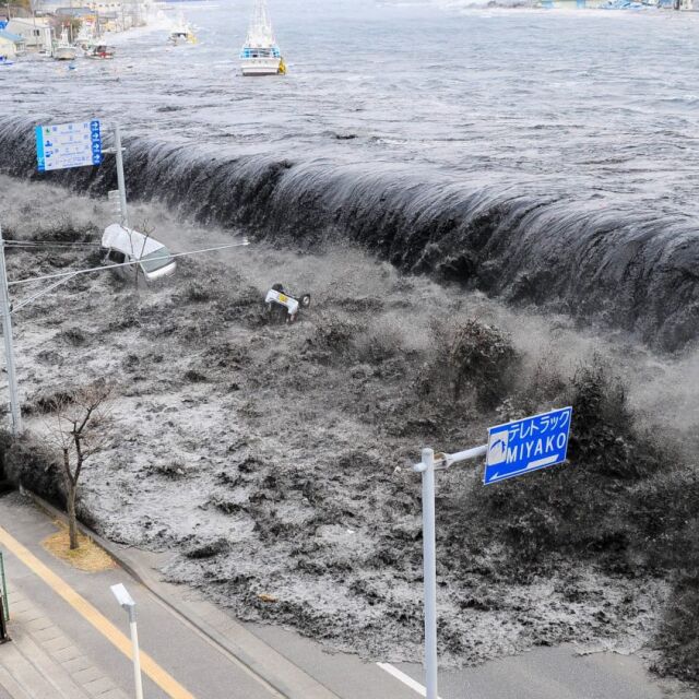 Япония отбелязва пет години след унищожителното земетресение