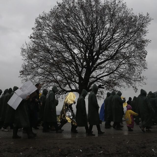 Стотици бежанци протестират в лагера в Идомени