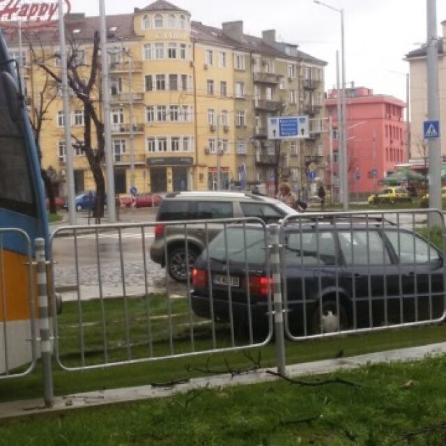 Нагли шофьори отново газят зелените релси в София, но дъждът ги изненада