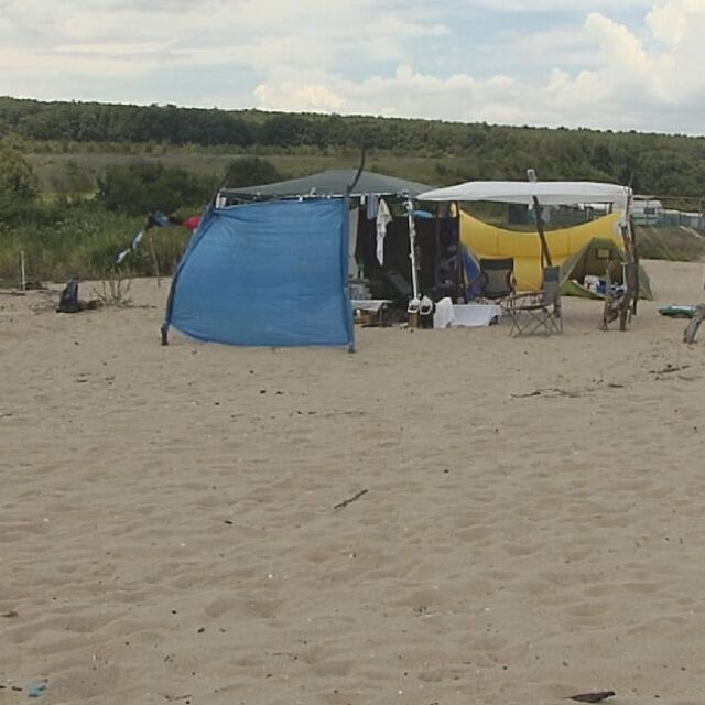 Бойко Борисов спира забраната за палатките на плажа