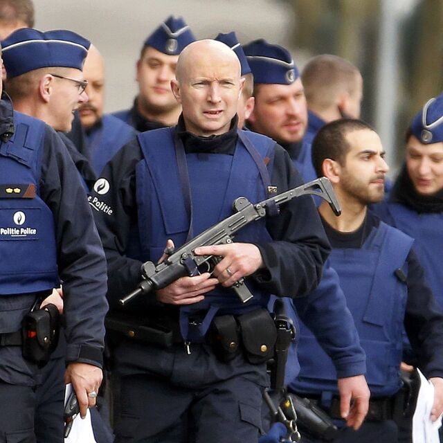 Убиха терорист при антитерористична операция в Брюксел (ГАЛЕРИЯ)