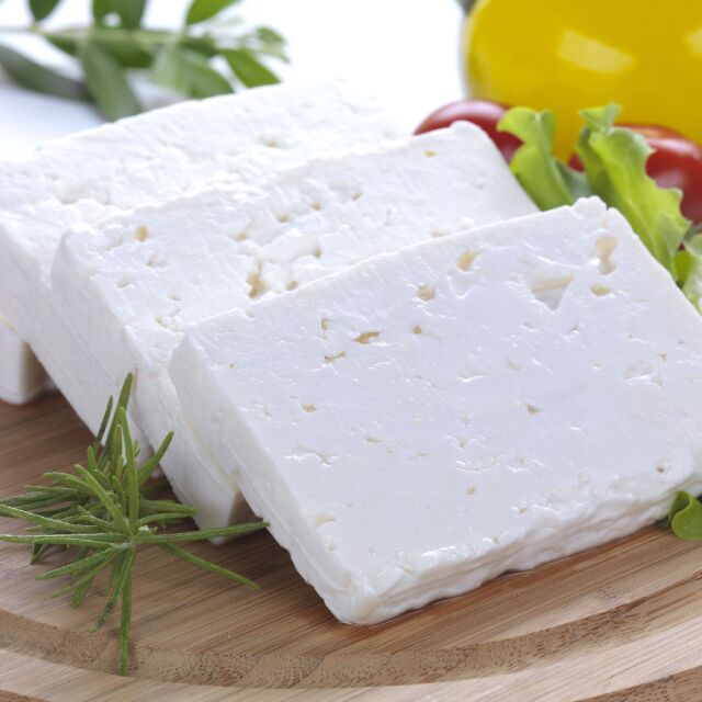 Откриха 600 кг сирене с изтекъл срок на годност в склад в Пловдив