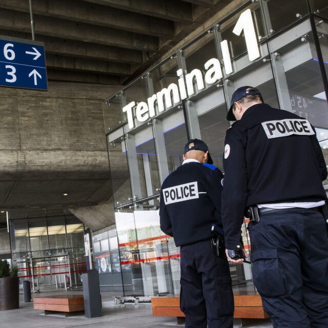 Нова група българи е задържана на летището в Париж