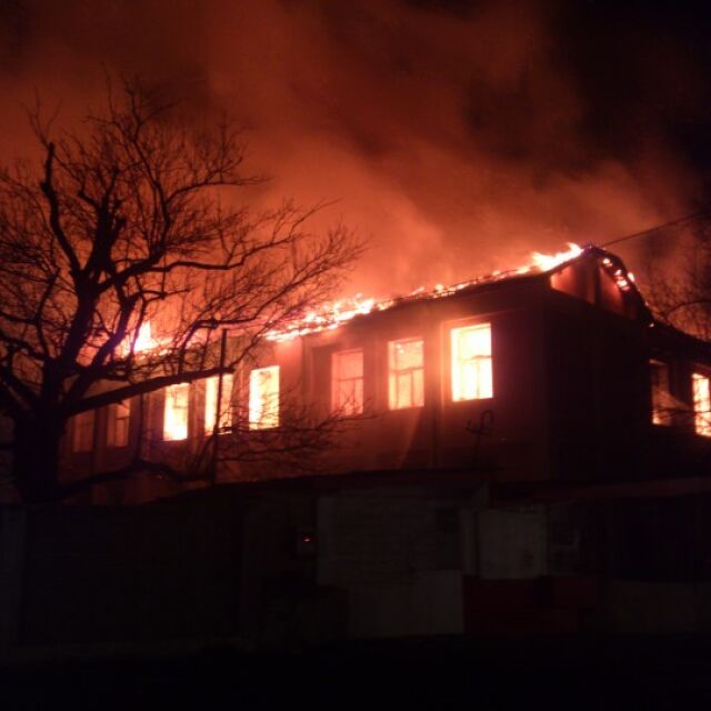 Пожар изпепели покрива на ОУ „Христо Смирненски” в Карнобат (СНИМКИ и ВИДЕО)