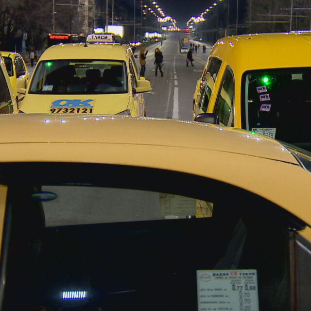 Транспортният министър разтури протеста на таксиметровите шофьори на "Орлов мост"