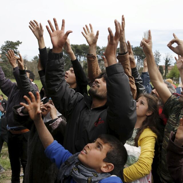 Гърция започна да евакуира мигрантите от Идомени, притокът от Турция намалява 